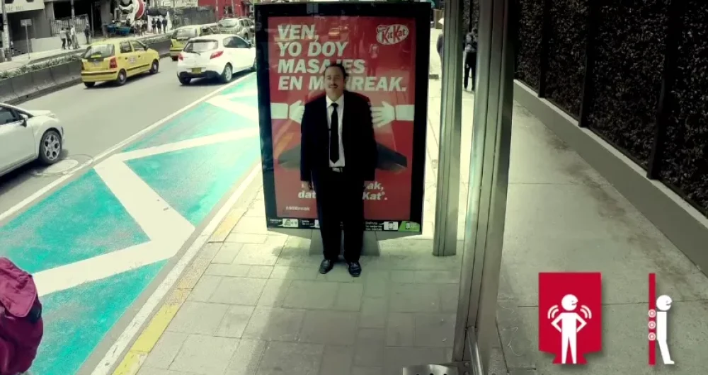 dans-ta-pub-kit-kat-affichage-billboard-massage-bogota-jcdecaux-jwt-colombia
