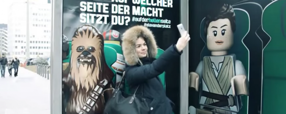 dans-ta-pub-lego-star-wars-berlin-jcdecaux-selfie-abribus