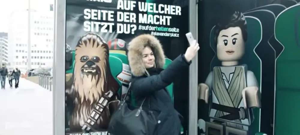 dans-ta-pub-lego-star-wars-berlin-jcdecaux-selfie-abribus