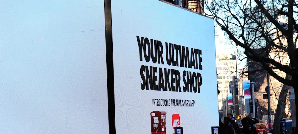 dans-ta-pub-nike-shoe-popup-retail-soho-snkrs-application-smartphone-1