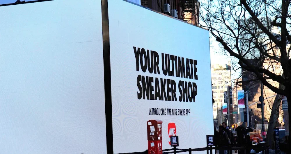 dans-ta-pub-nike-shoe-popup-retail-soho-snkrs-application-smartphone-1