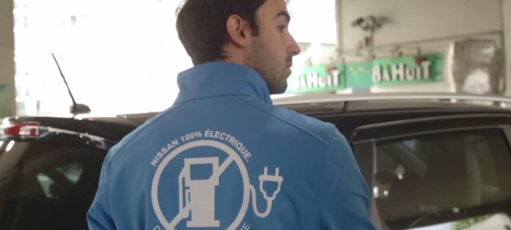 dans-ta-pub-nissan-leaf-penurie-essence-digitas-ambient-voiture-attente