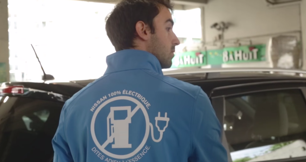 dans-ta-pub-nissan-leaf-penurie-essence-digitas-ambient-voiture-attente