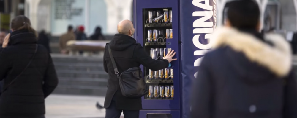 dans-ta-pub-orangina-shake-the-dispenser-buzzman-distributeur-street-marketing