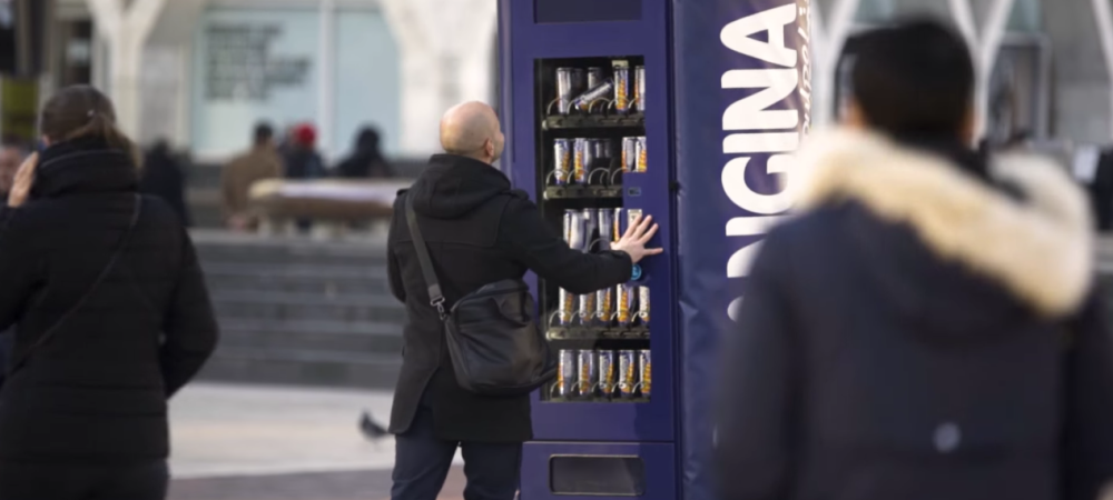 dans-ta-pub-orangina-shake-the-dispenser-buzzman-distributeur-street-marketing