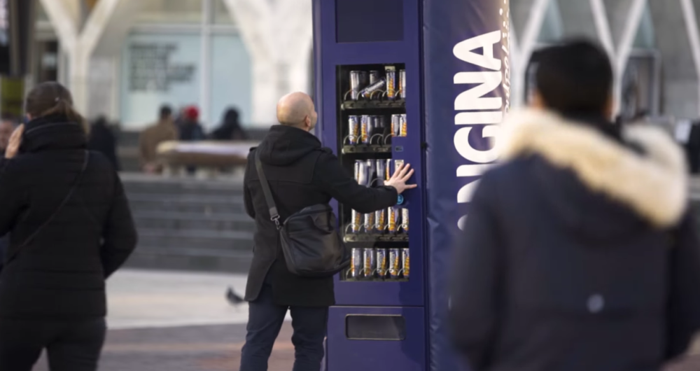 dans-ta-pub-orangina-shake-the-dispenser-buzzman-distributeur-street-marketing