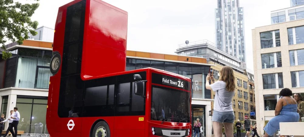 dans-ta-pub-samsung-plie-londres-deux-urbain-ambient-galaxy-fold-1