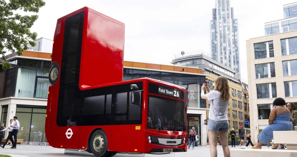 dans-ta-pub-samsung-plie-londres-deux-urbain-ambient-galaxy-fold-1