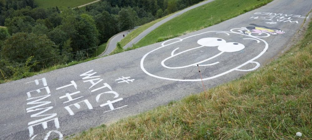 dans-ta-pub-skoda-watch-the-femmes-tour-de-france-graffitis-4