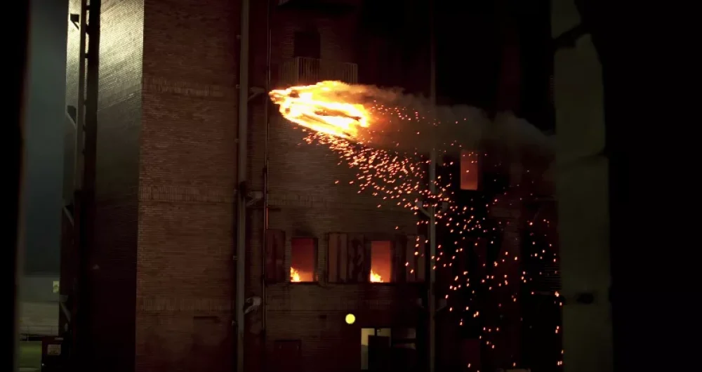 dans-ta-pub-torche-humaine-human-torch-stunt-marvel-drone