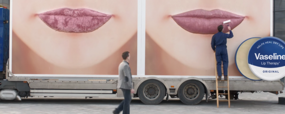 dans-ta-pub-vaseline-camion-affiche-ambient-levre-usa