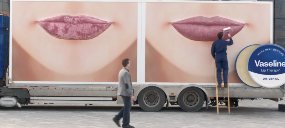 dans-ta-pub-vaseline-camion-affiche-ambient-levre-usa