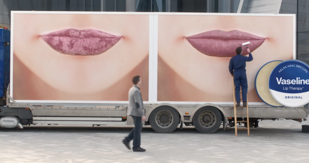 dans-ta-pub-vaseline-camion-affiche-ambient-levre-usa