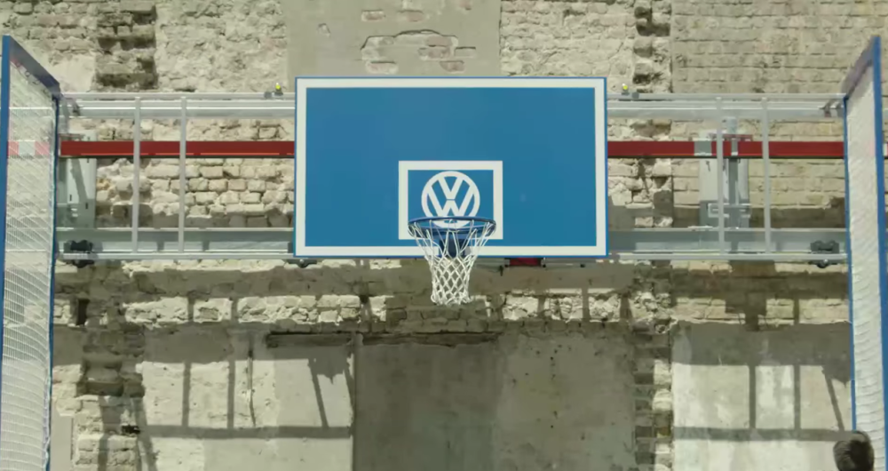 dans-ta-pub-volkswagen-ddb-belgium-volkparking-basket-1